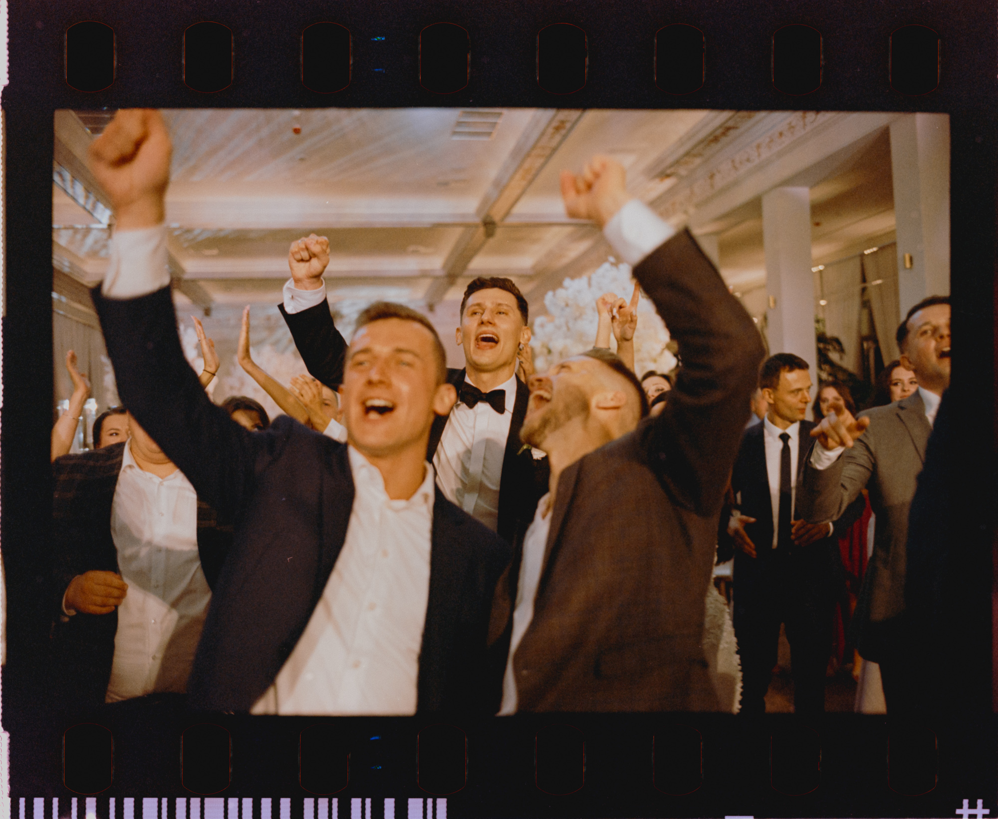 Rozśpiewani goście podczas zabawy weselnej. Fotografia na filmie Kodak UltraMax.